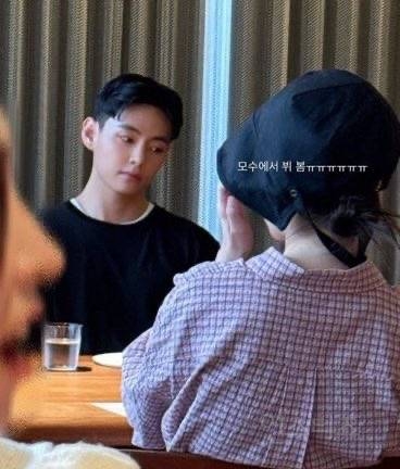 A photo of V and a woman presumed to be IU surfaced on the Korean platform instiz. The picture, taken at Mosu Seoul on the evening of May 14, shows V’s face and the woman’s back.